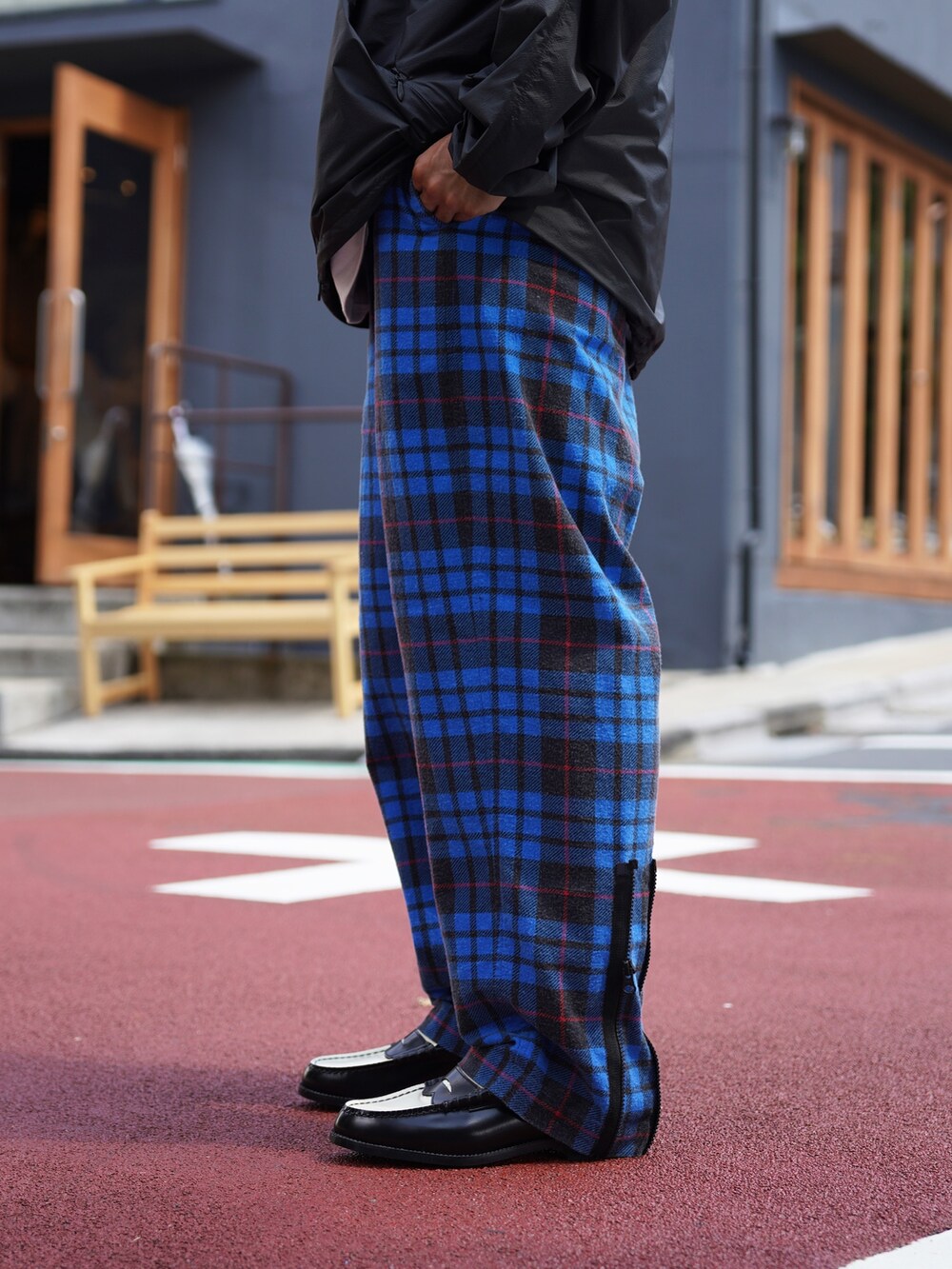 「レイヤードスタイル、秋っぽコーデ更新中、お洒落さんとつながりたい、メガネ男子、原宿系、マナスタッシュ、マナスタ、マナスタッシュづくし、マナスタイル、マナスタッサー」｜「MANASTASHのMANASTASH/マナスタッシュ/M-RIP COMPACT PARKA/マイクロリップコンパクトパーカー（ナイロンジャケット、ブラック系）」を使った、yusuke061019さん（メンズ・173cm）の秋コーディネートの7枚目の写真