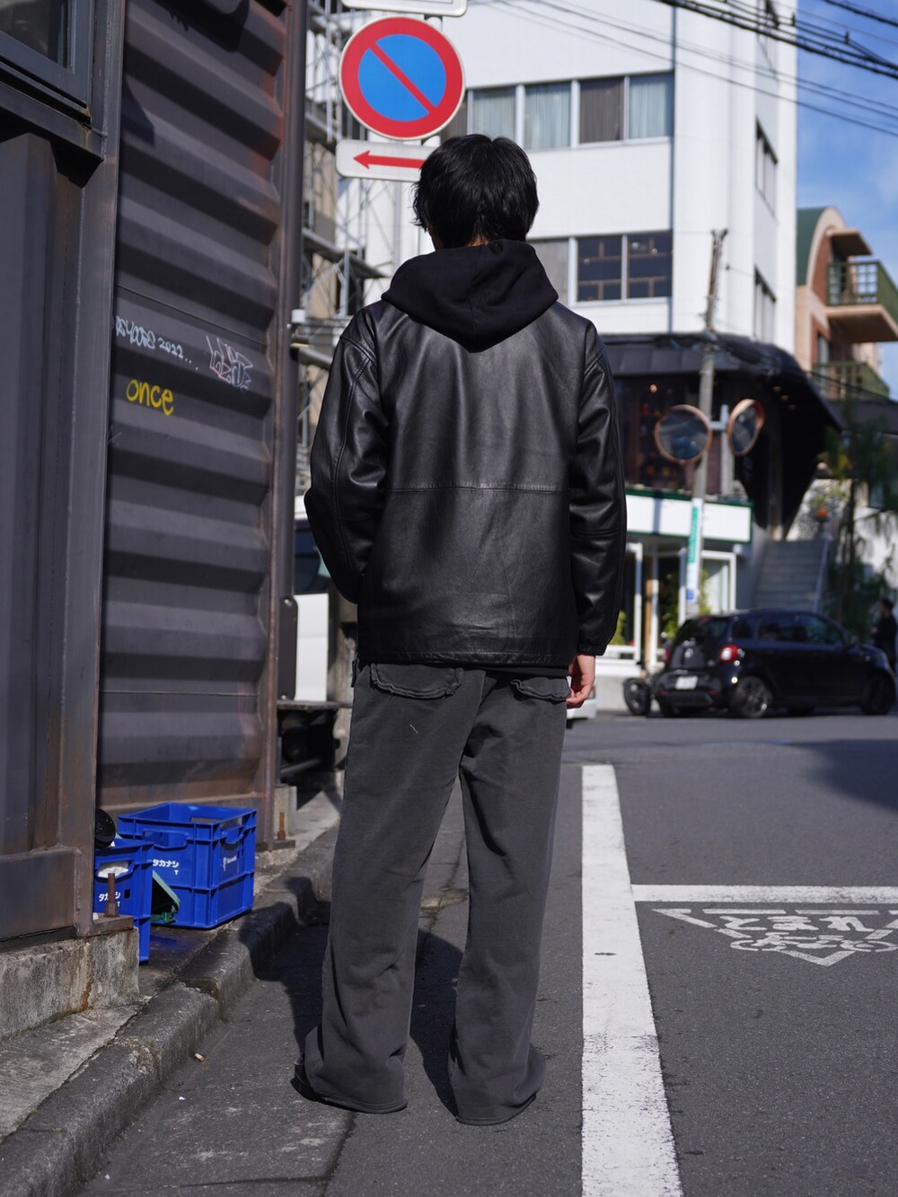 「ニットワンピース、イヤーマフ、チェックパンツ、ボアジャケット、ジップパーカー、真冬のあったかスタイル、シンプルコーデ、秋冬コーデ、メンズファッション、シンプル、大人カジュアル、休日コーデ、カジュアルコーデ、低身長コーデ、セットアップ」｜「MANASTASHのMANASTASH/マナスタッシュ/MANA PIG SWEAT PANTS（スウェットパンツ、ブラック系）」を使った、yusuke061019さん（メンズ・173cm）の冬コーディネートの3枚目の写真