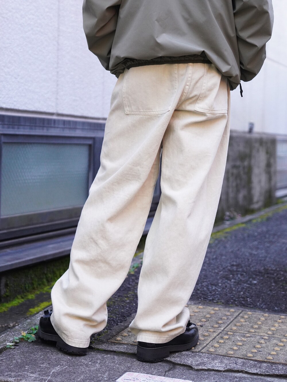 「ニットワンピース、イヤーマフ、チェックパンツ、ボアジャケット、ジップパーカー、真冬のあったかスタイル、ゆるコーデ、カジュアルコーデ、ワイドパンツ、おしゃれさんと繋がりたい、ブラック、初春コーデ、ラクチンコーデ、低身長コーデ、おじさん」｜「MANASTASHのMANASTASH/マナスタッシュ/EXTRA MILE TRANSFORM JACKET（ブルゾン、グリーン系）」を使った、yusuke061019さん（メンズ・173cm）の冬コーディネートの10枚目の写真