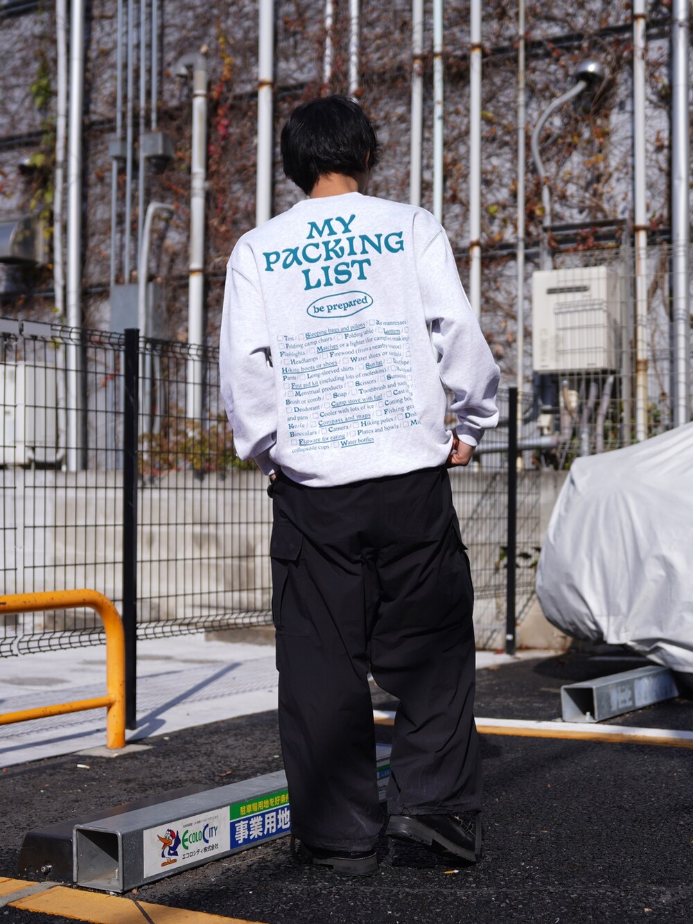 「ニットワンピース、イヤーマフ、チェックパンツ、ボアジャケット、真冬のあったかスタイル、ジップパーカー、シンプルコーデ、メンズファッション、大人カジュアル、秋冬コーデ、シンプル、休日コーデ、セットアップ、カジュアルコーデ、低身長コーデ」｜「MANASTASHのMANASTASH/マナスタッシュ/CREW SWEAT BE PREPARED（スウェット、グレー系）」を使った、yusuke061019さん（メンズ・173cm）の冬コーディネートの3枚目の写真