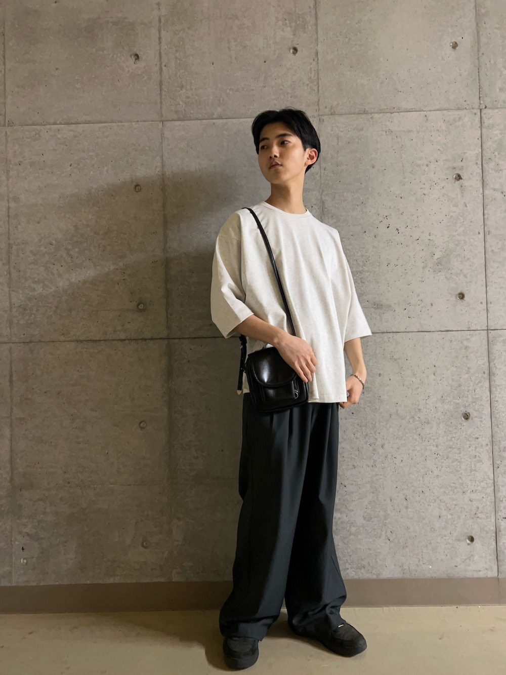 グレー系のその他パンツ、ブラック系のショルダーバッグを着用したメンズの春コーディネートの2枚目の写真