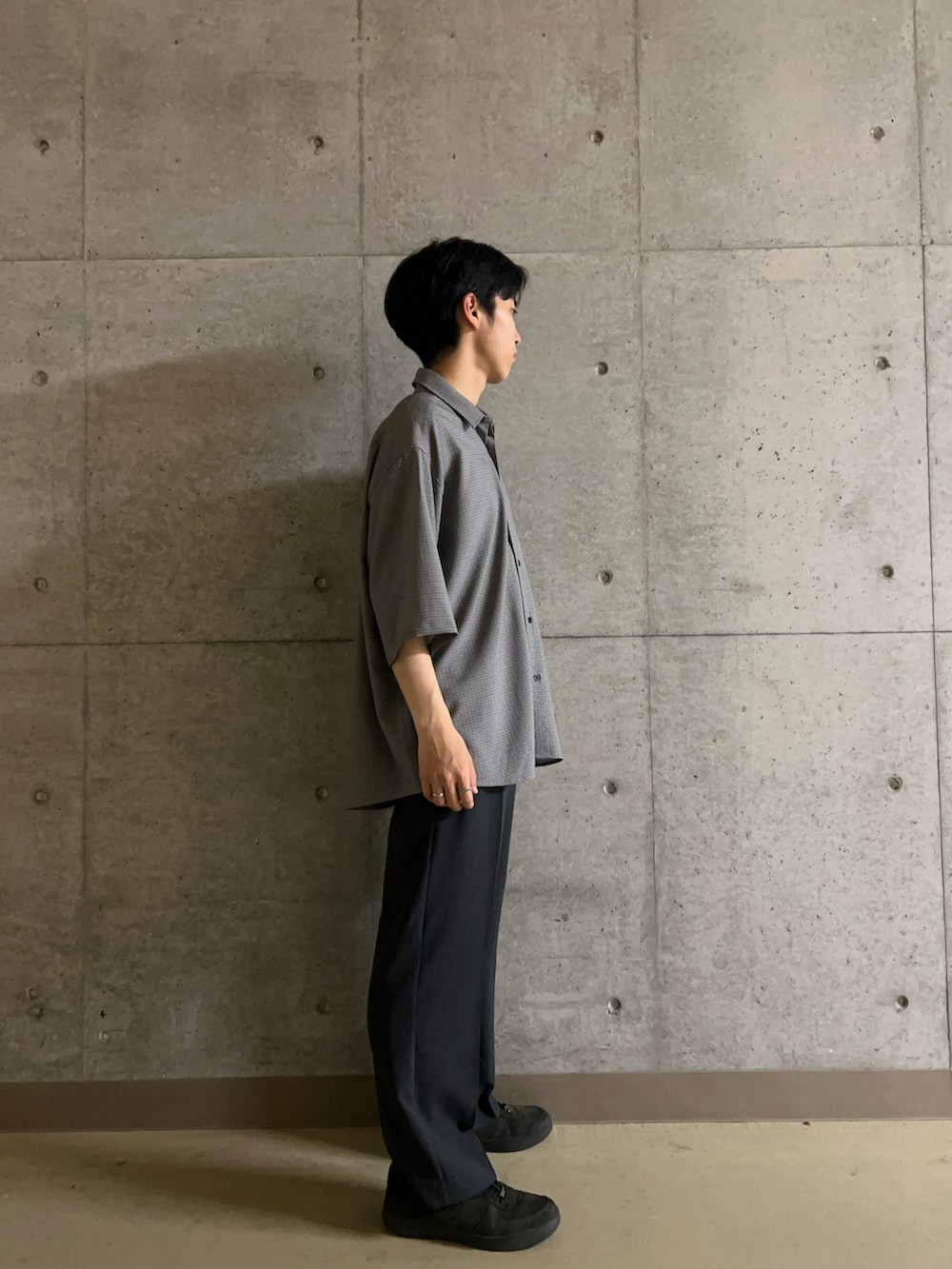 グレー系のその他パンツ、ホワイト系のシャツ/ブラウスを着用したメンズの春コーディネートの3枚目の写真