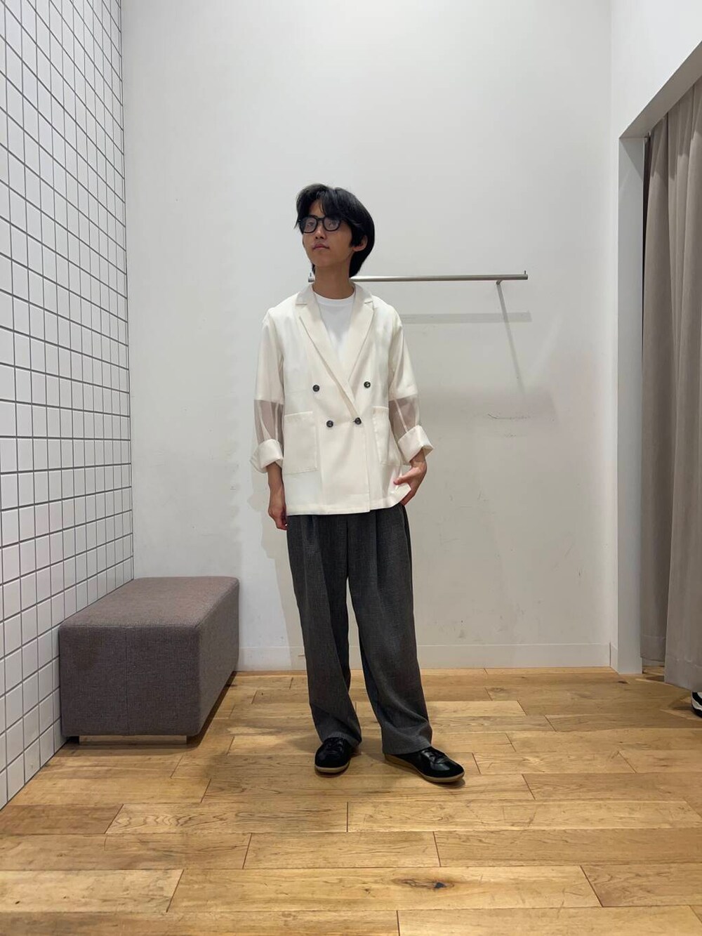 ブラック系のスニーカー、ホワイト系のその他アウター、ホワイト系のTシャツ/カットソーを着用したメンズの夏コーディネートの2枚目の写真