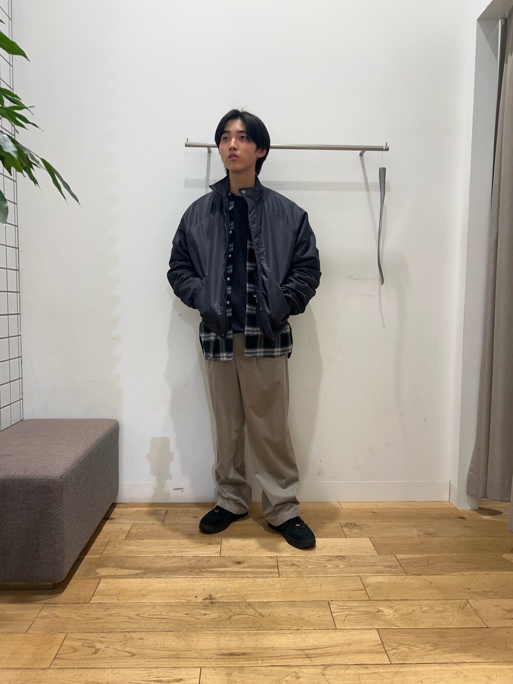 グレー系のナイロンジャケット、グレー系のスウェット、ブラック系のシャツ/ブラウスを着用したメンズの冬コーディネートの2枚目の写真