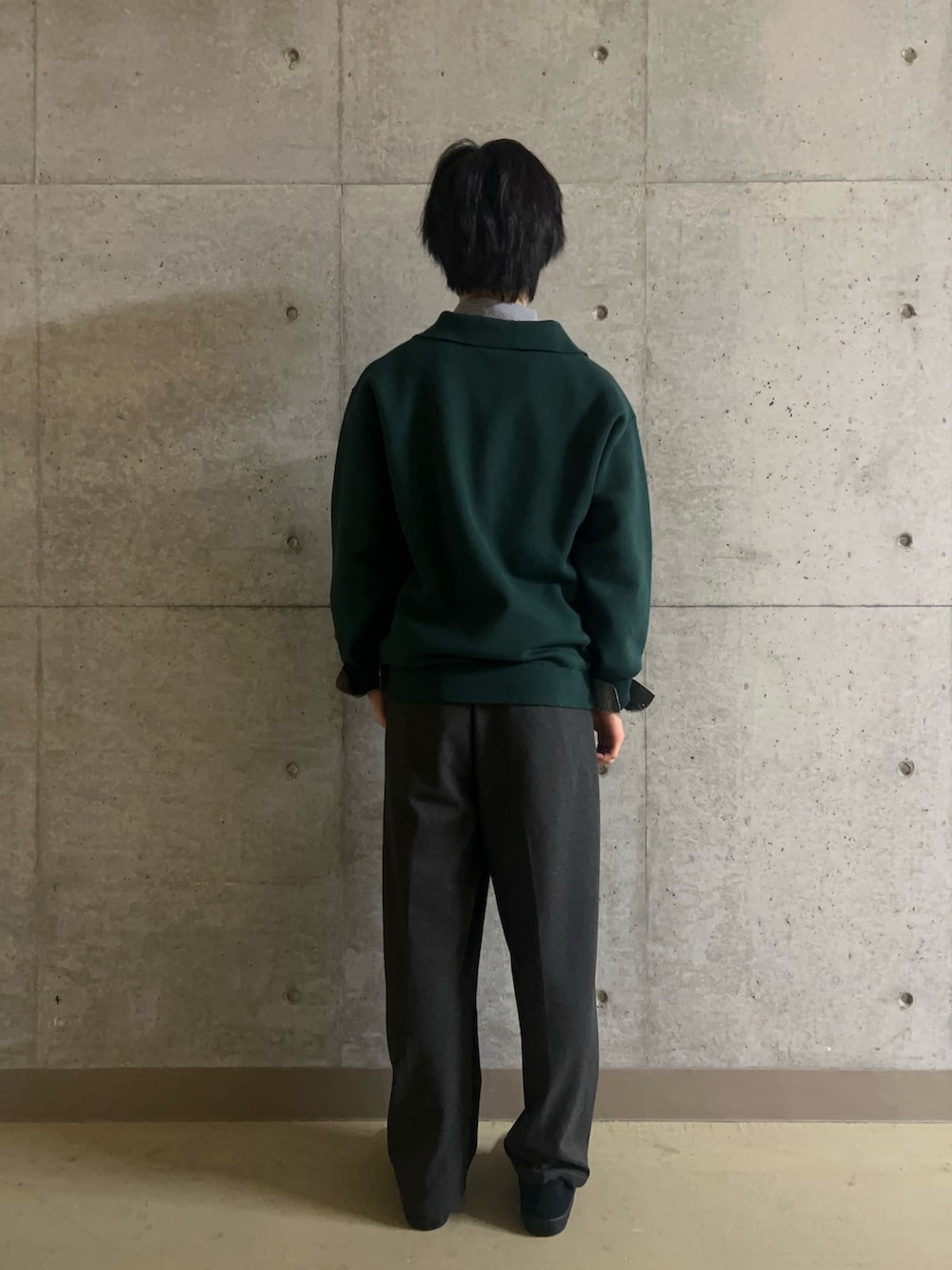 グリーン系のニット/セーター、ブラック系のシャツ/ブラウス、グレー系のその他パンツを着用したメンズの秋コーディネートの4枚目の写真