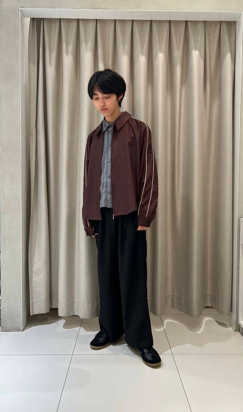 ブラック系のその他パンツ、オレンジ系のシャツ/ブラウス、ブラック系のシャツ/ブラウスを着用したメンズの秋コーディネートの3枚目の写真