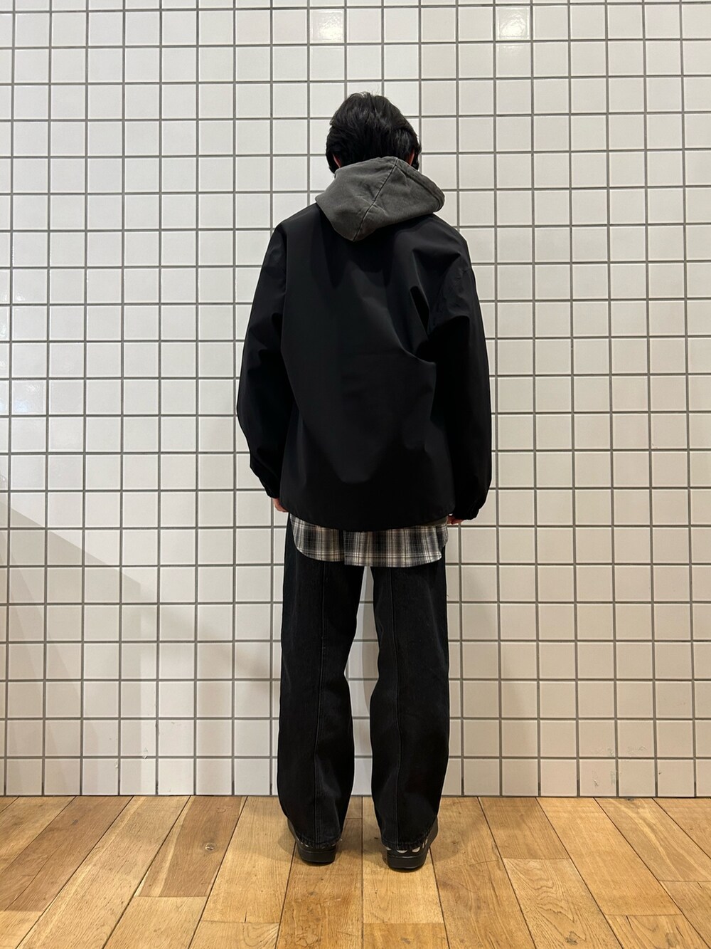 ブラック系のスウェット、ブラック系のナイロンジャケット、その他のシャツ/ブラウスを着用したメンズの春コーディネートの4枚目の写真