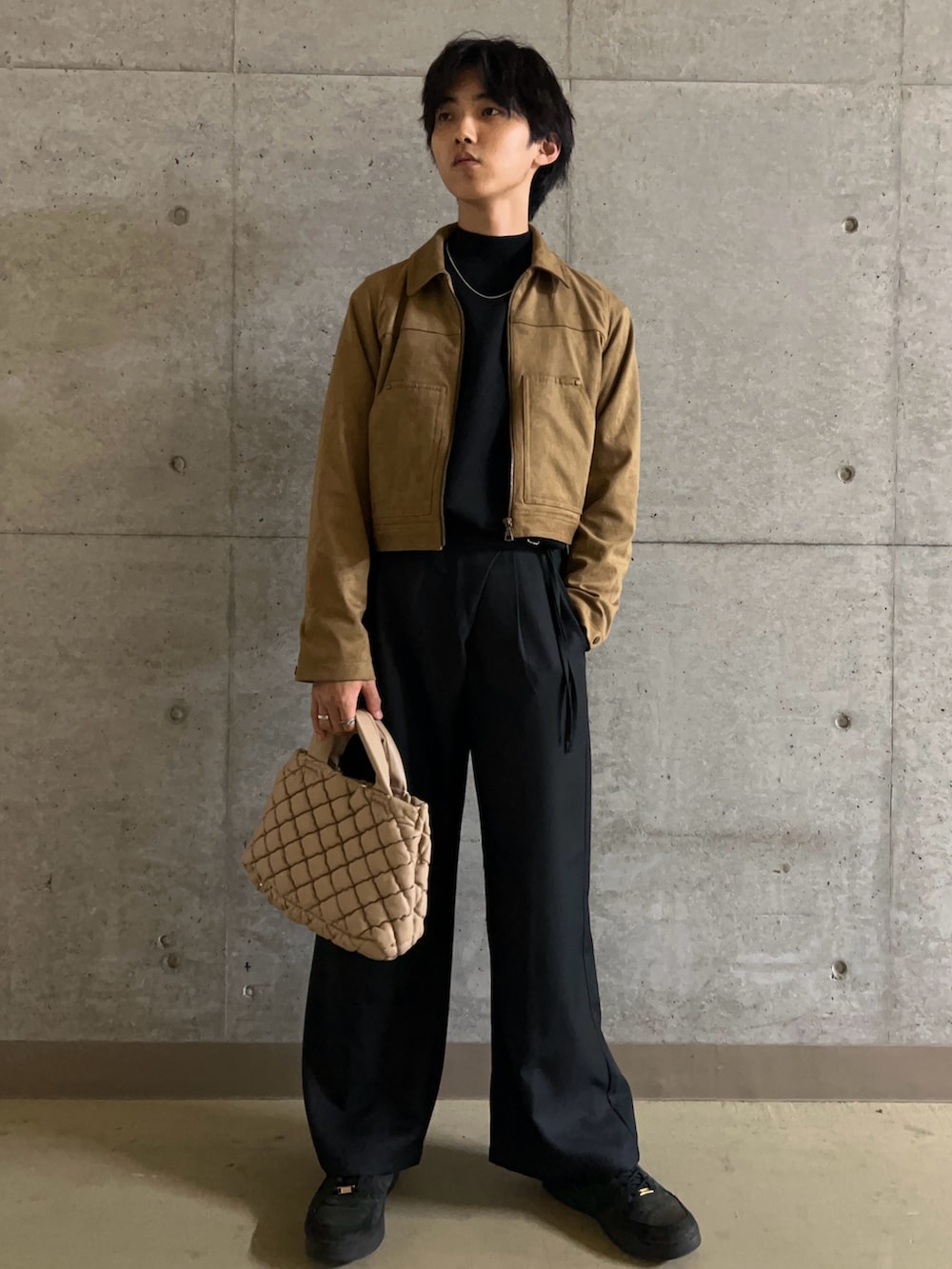 イエロー系のその他アウター、ブラック系のニット/セーター、ブラック系のその他パンツを着用したメンズの秋コーディネートの3枚目の写真