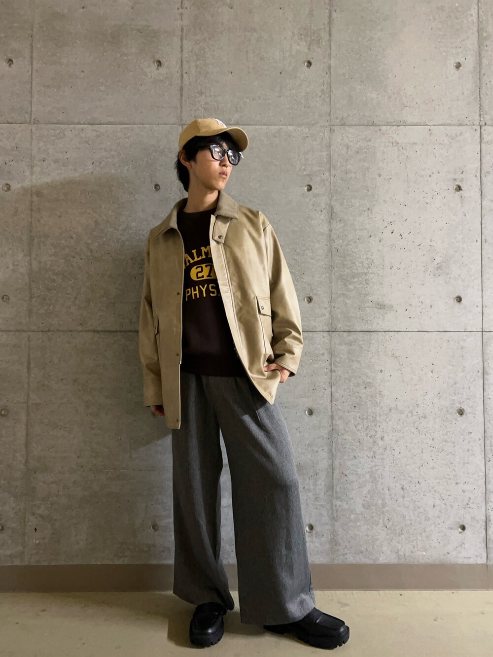 ベージュ系のその他アウター、ブラウン系のニット/セーター、グリーン系のその他パンツを着用したメンズの秋コーディネートの2枚目の写真