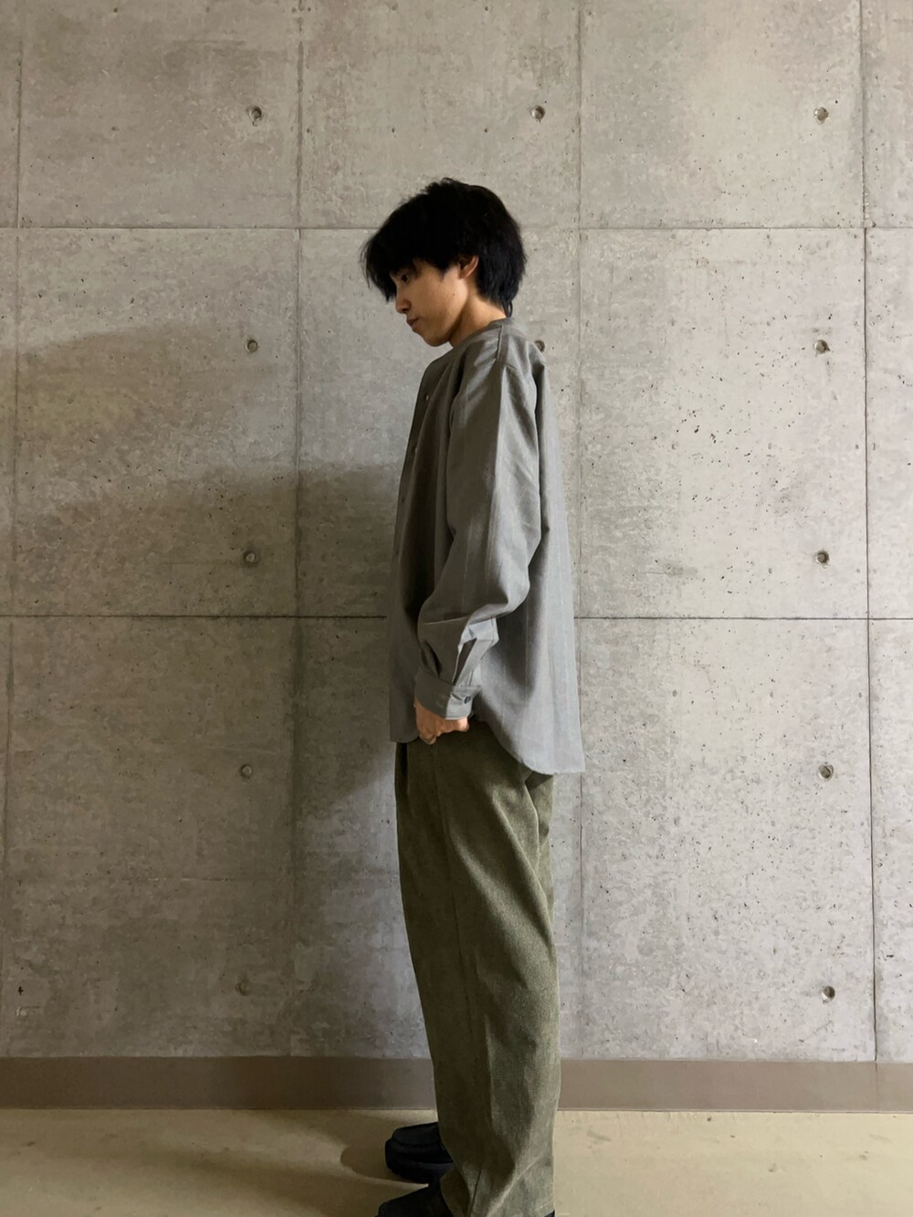 ブルー系のその他パンツ、グレー系のシャツ/ブラウス、グレー系のニット/セーターを着用したメンズの秋コーディネートの4枚目の写真