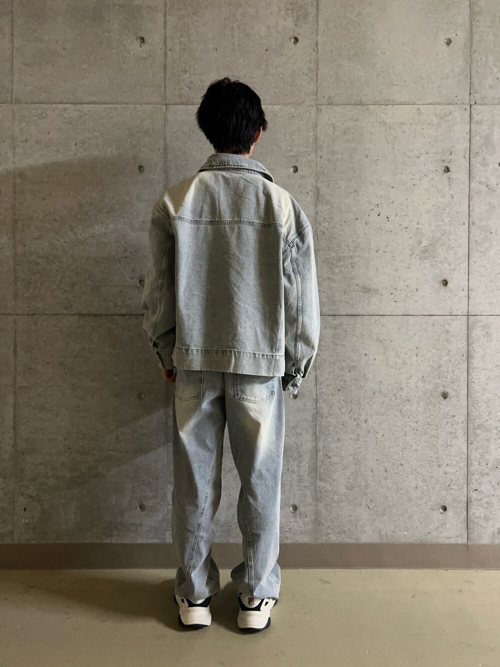 ブルー系のデニムパンツ、ブラウン系のその他トップス、ブルー系のデニムジャケットを着用したメンズの秋コーディネートの3枚目の写真