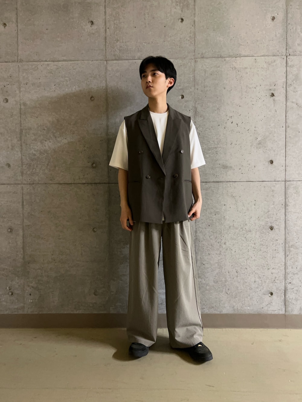 ホワイト系のTシャツ/カットソー、ブラウン系のその他パンツ、ブラウン系のその他アウターを着用したメンズの春コーディネートの2枚目の写真
