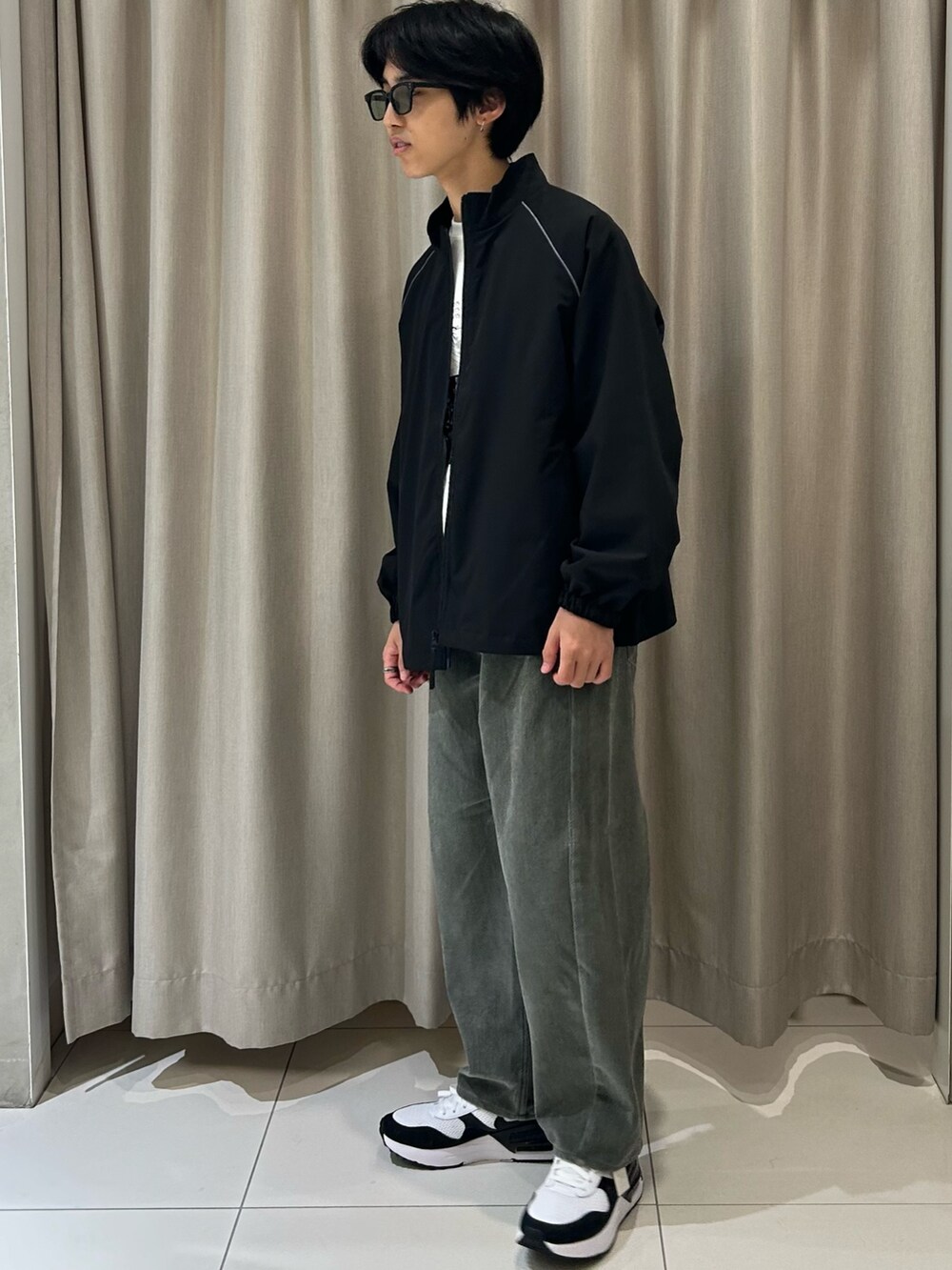 ブラック系のブルゾン、ブラック系のTシャツ/カットソー、グリーン系のその他パンツを着用したメンズの秋コーディネートの4枚目の写真