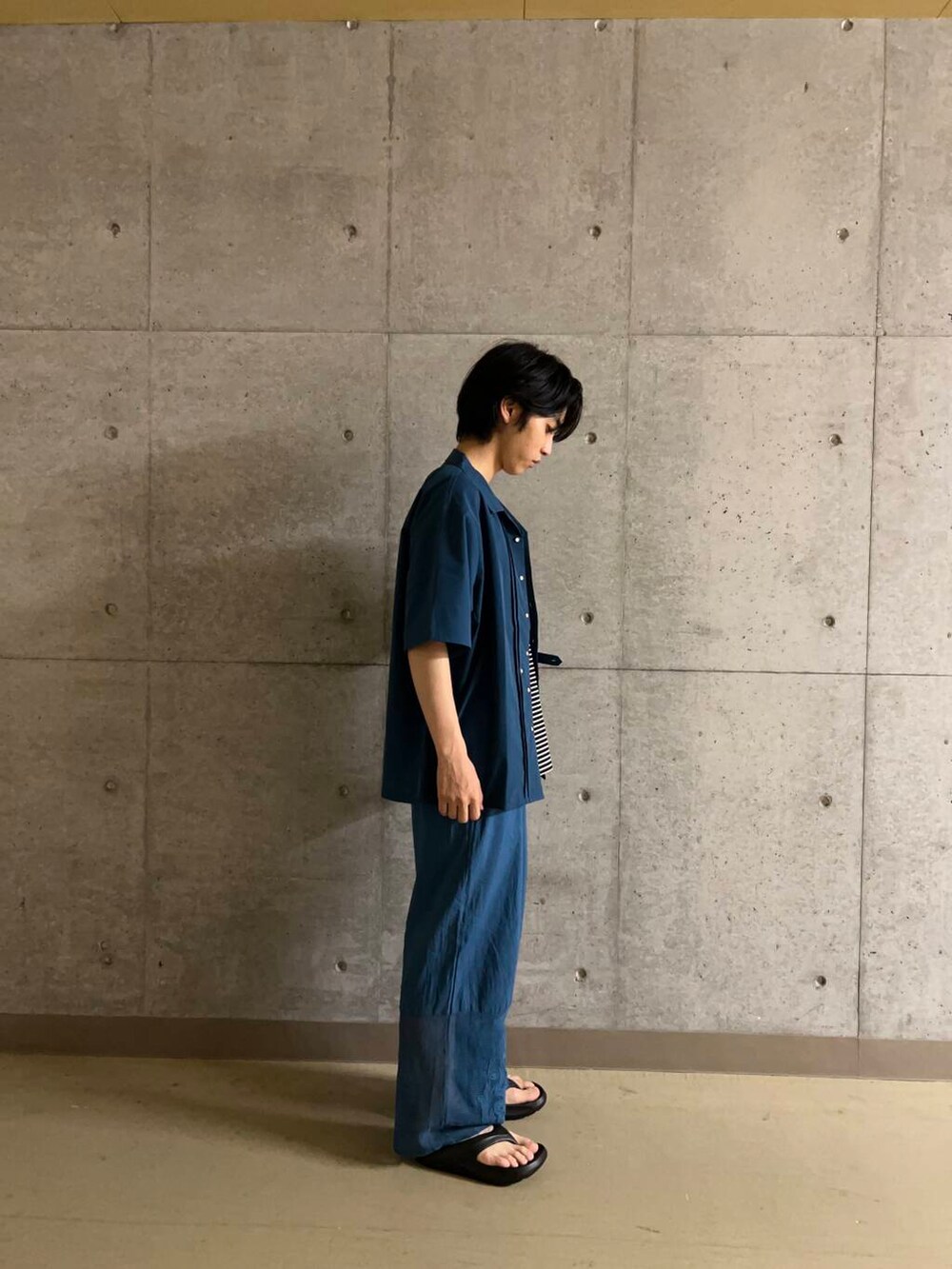 ブルー系のその他パンツ、ブラック系のタンクトップ、ブルー系のシャツ/ブラウスを着用したメンズの夏コーディネートの4枚目の写真