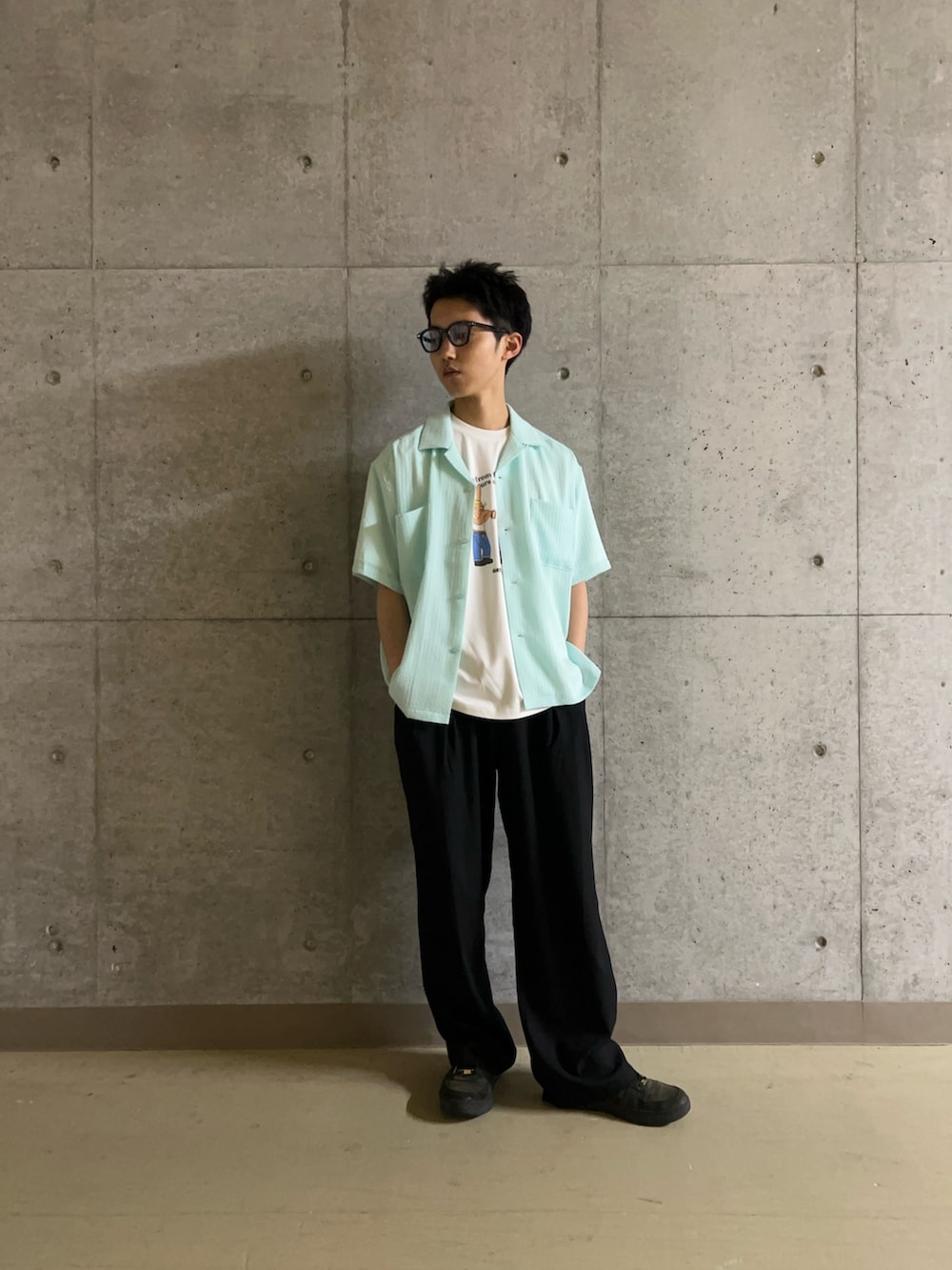 ブルー系のシャツ/ブラウス、ホワイト系のTシャツ/カットソー、ブラック系のその他パンツを着用したメンズの夏コーディネートの2枚目の写真