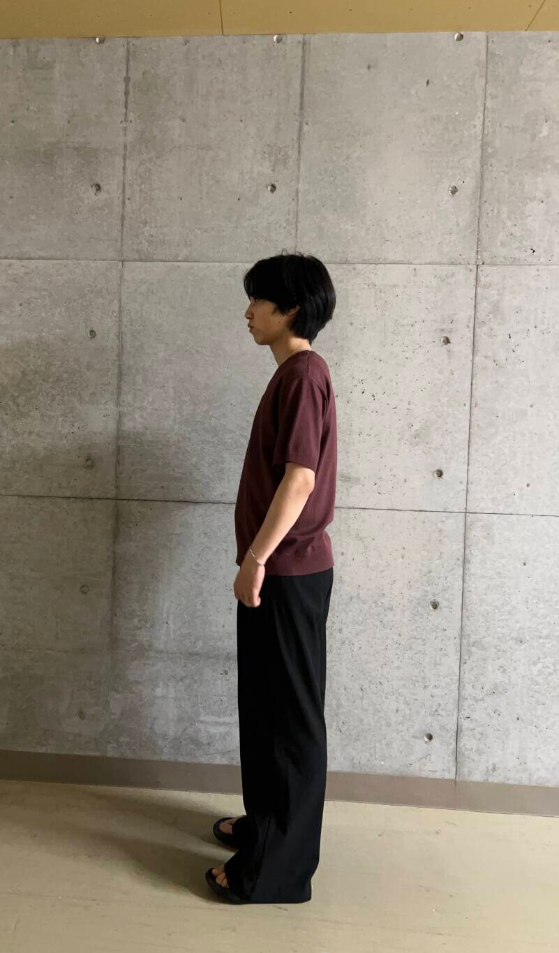 ブラウン系のニット/セーター、ブラック系のサンダル、ブラック系のその他パンツを着用したメンズの夏コーディネートの4枚目の写真