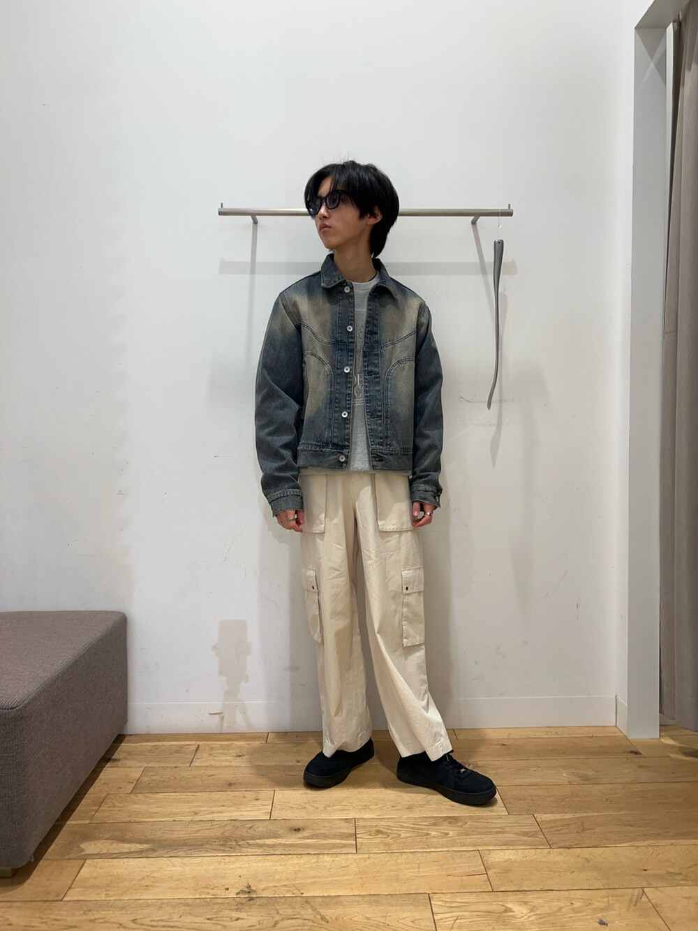その他のスウェット、ブルー系のデニムジャケット、ホワイト系のその他パンツを着用したメンズの冬コーディネートの2枚目の写真