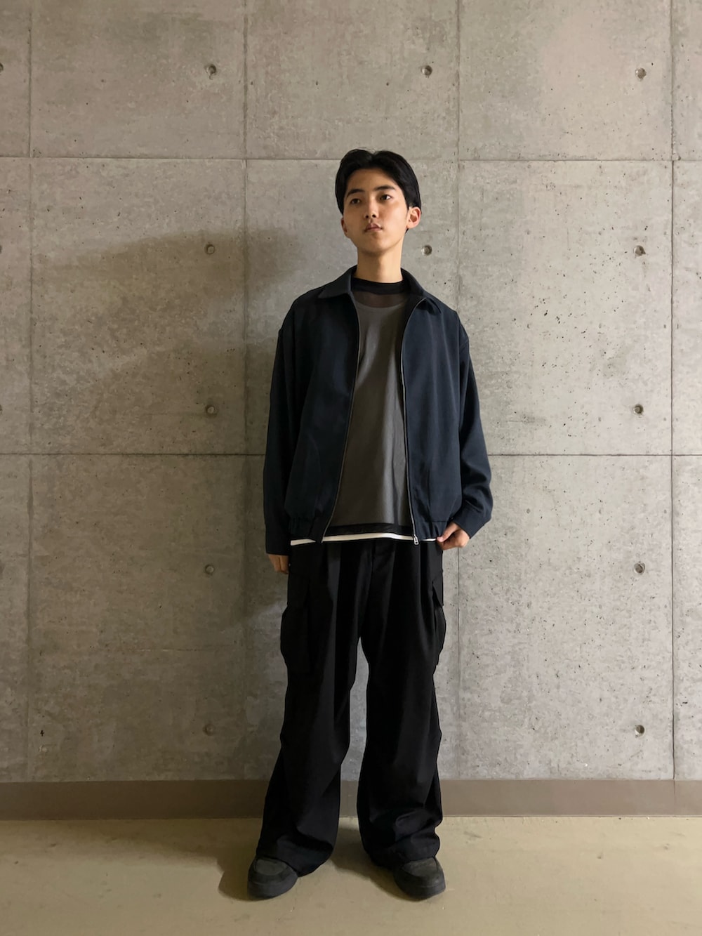 ホワイト系のタンクトップ、ブラック系のTシャツ/カットソー、ブラック系のその他パンツを着用したメンズの春コーディネートの2枚目の写真