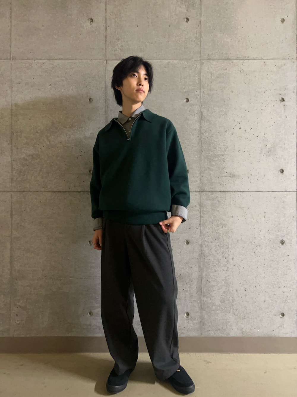 グリーン系のニット/セーター、ブラック系のシャツ/ブラウス、グレー系のその他パンツを着用したメンズの秋コーディネートの2枚目の写真