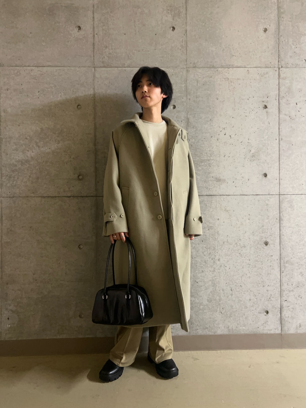 ベージュ系のスウェット、ブラック系のボストンバッグ、ベージュ系のその他アウターを着用したメンズの秋コーディネートの3枚目の写真