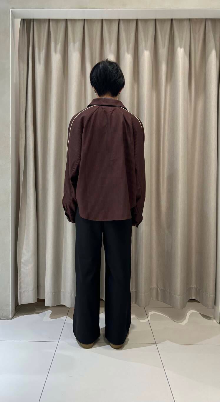 ブラック系のその他パンツ、オレンジ系のシャツ/ブラウス、ブラック系のシャツ/ブラウスを着用したメンズの秋コーディネートの4枚目の写真