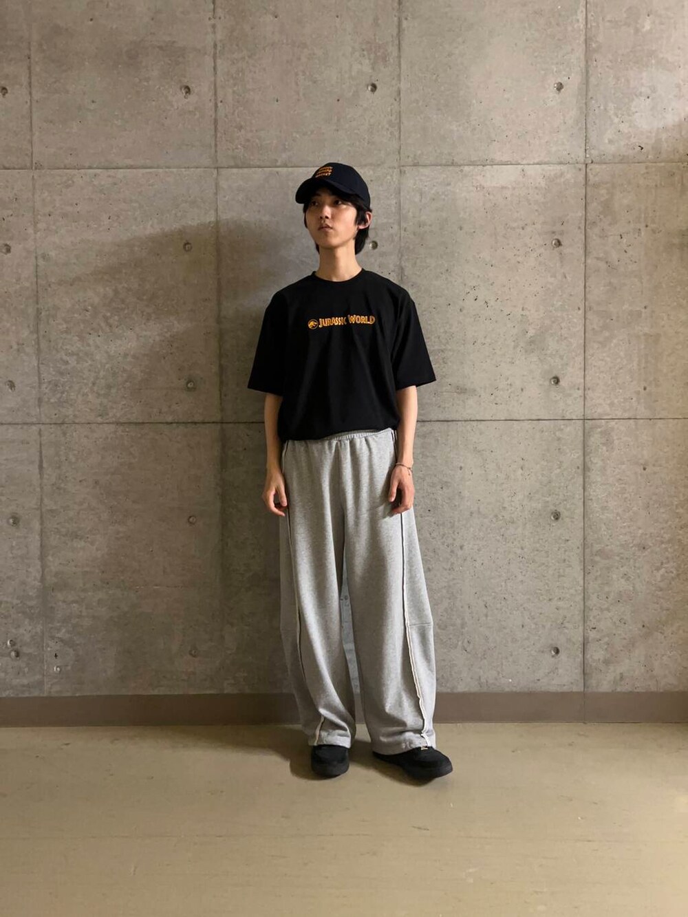 グレー系のその他パンツ、ブラック系のTシャツ/カットソーを着用したメンズの夏コーディネートの2枚目の写真