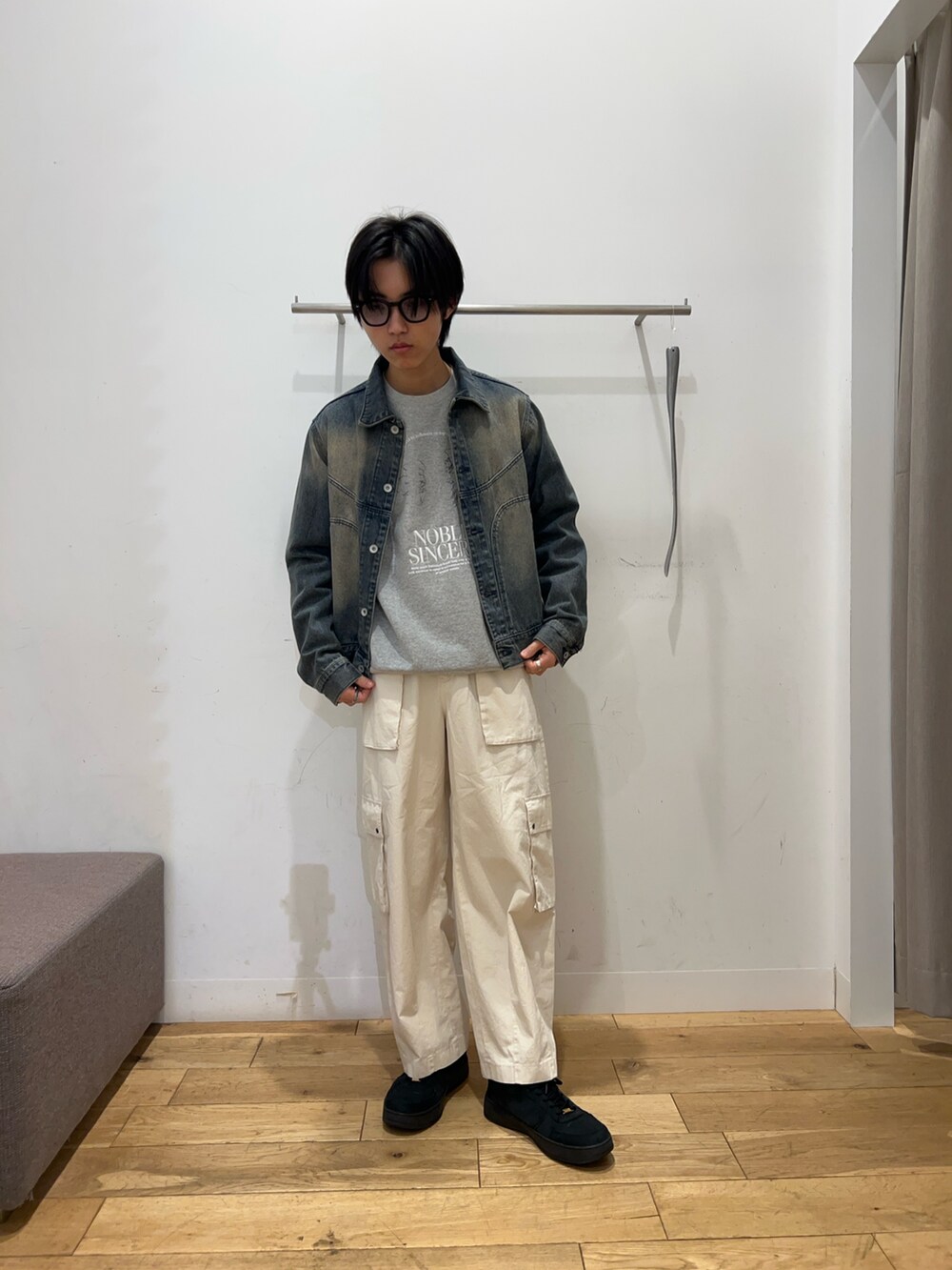 その他のスウェット、ブルー系のデニムジャケット、ホワイト系のその他パンツを着用したメンズの冬コーディネートの4枚目の写真