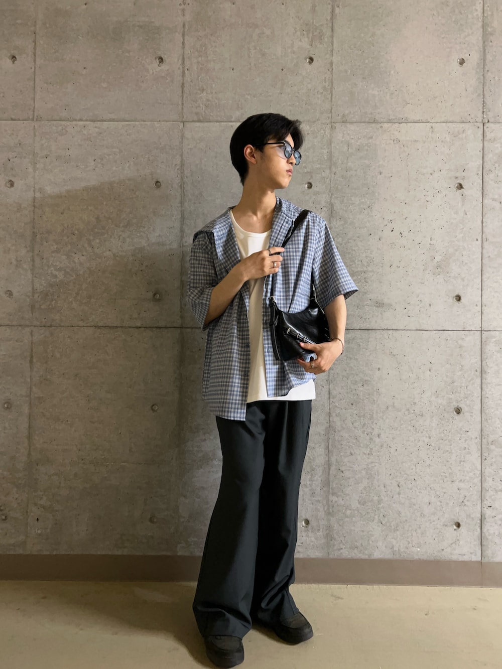 グレー系のその他パンツ、ホワイト系のタンクトップ、ブラック系のショルダーバッグを着用したメンズの春コーディネートの2枚目の写真