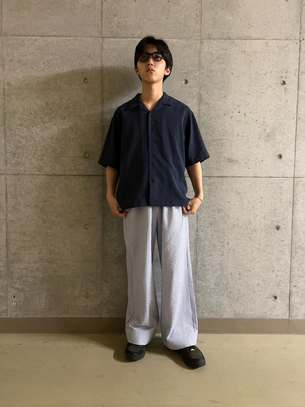 ブルー系のシャツ/ブラウス、ブルー系のその他パンツ、ブラック系のサングラスを着用したメンズの夏コーディネートの2枚目の写真