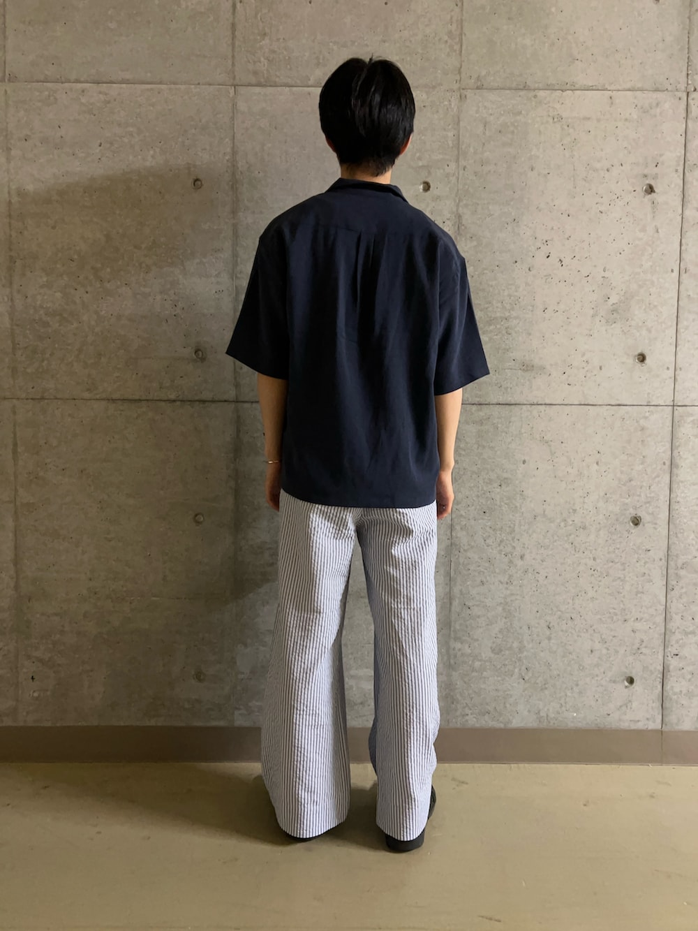 ブルー系のシャツ/ブラウス、ブルー系のその他パンツ、ブラック系のサングラスを着用したメンズの夏コーディネートの3枚目の写真