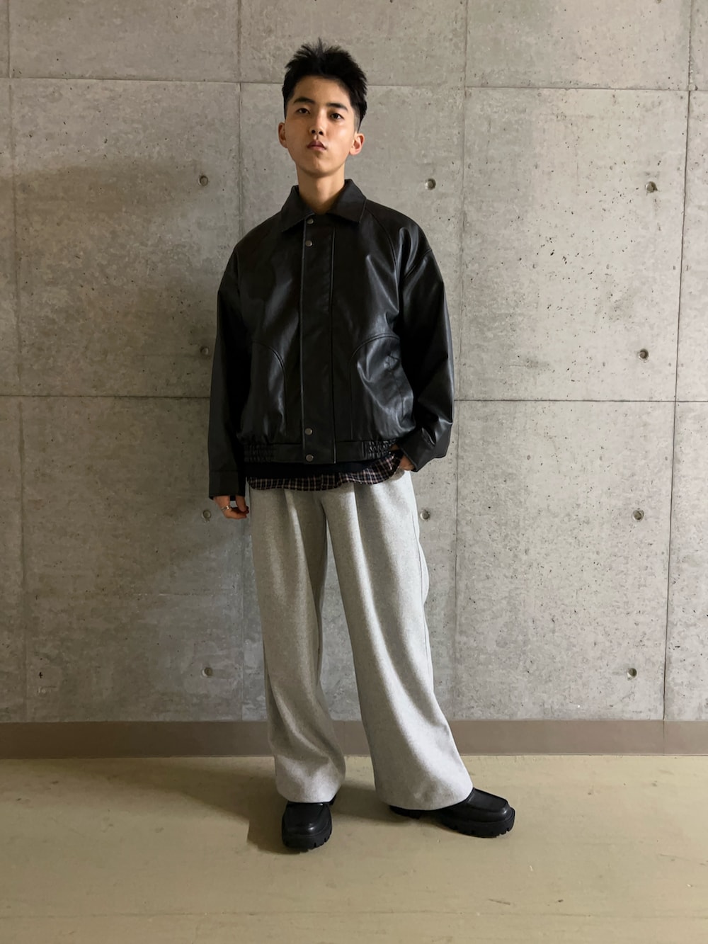 グレー系のその他パンツ、ブルー系のシャツ/ブラウス、ブラック系のニット/セーターを着用したメンズの秋コーディネートの5枚目の写真