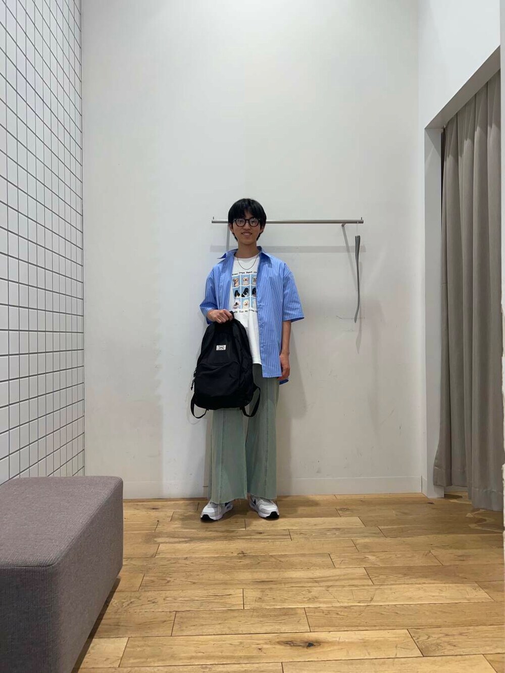 ホワイト系のTシャツ/カットソー、ブルー系のシャツ/ブラウス、ブルー系のデニムパンツを着用したメンズの春コーディネートの6枚目の写真