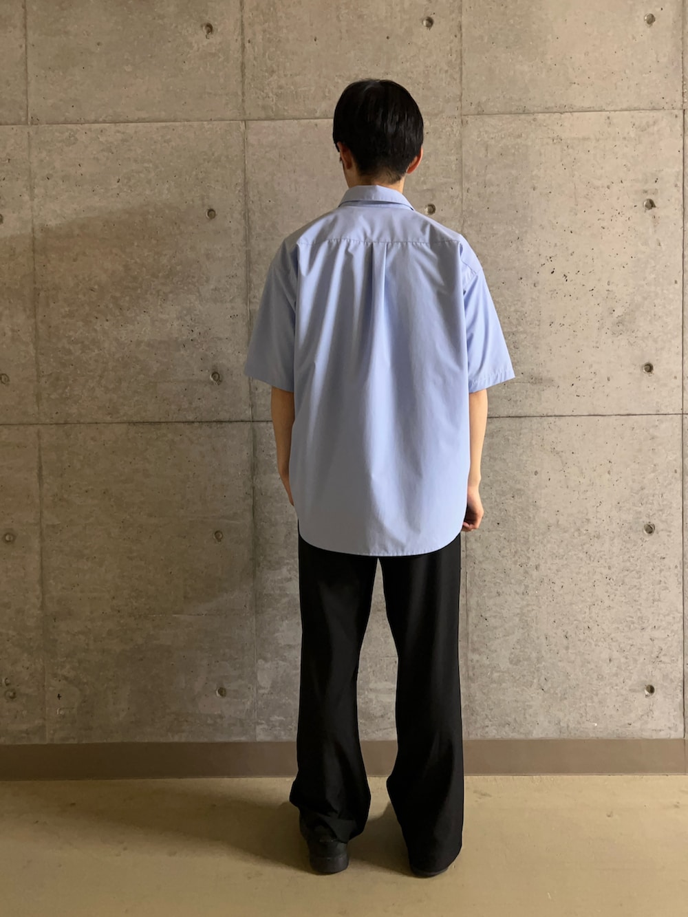 ブルー系のシャツ/ブラウス、ブラック系のその他パンツ、ホワイト系のTシャツ/カットソーを着用したメンズの春コーディネートの3枚目の写真