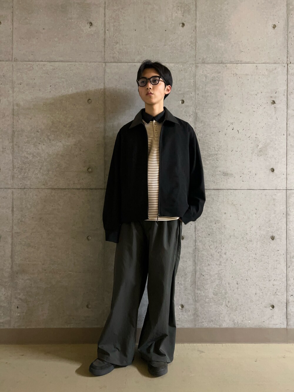 グレー系のシャツ/ブラウス、ホワイト系のTシャツ/カットソー、グレー系のその他パンツを着用したメンズの冬コーディネートの3枚目の写真