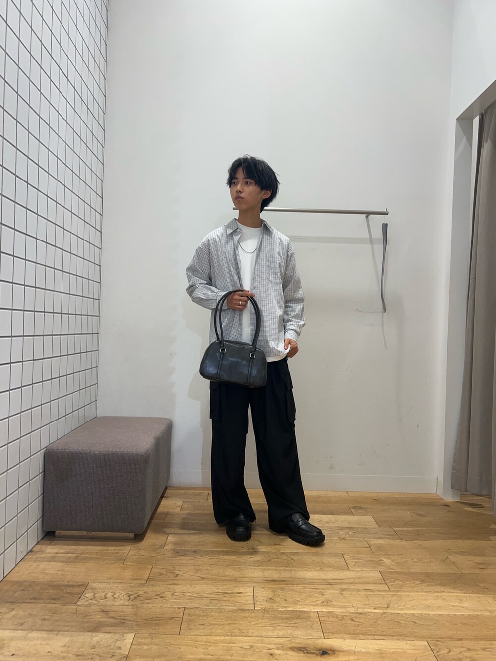 ホワイト系のTシャツ/カットソー、ホワイト系のシャツ/ブラウス、ブラック系のその他パンツを着用したメンズの秋コーディネートの4枚目の写真