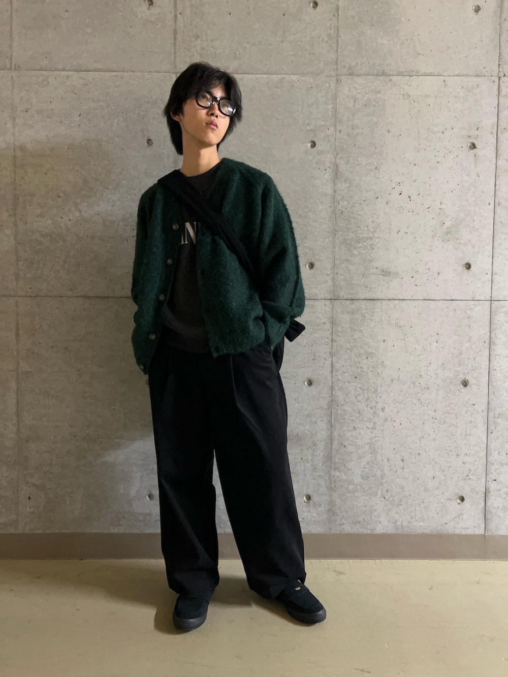 グリーン系のカーディガン/ボレロ、ブラック系のローファー、ブラック系のその他パンツを着用したメンズの秋コーディネートの2枚目の写真