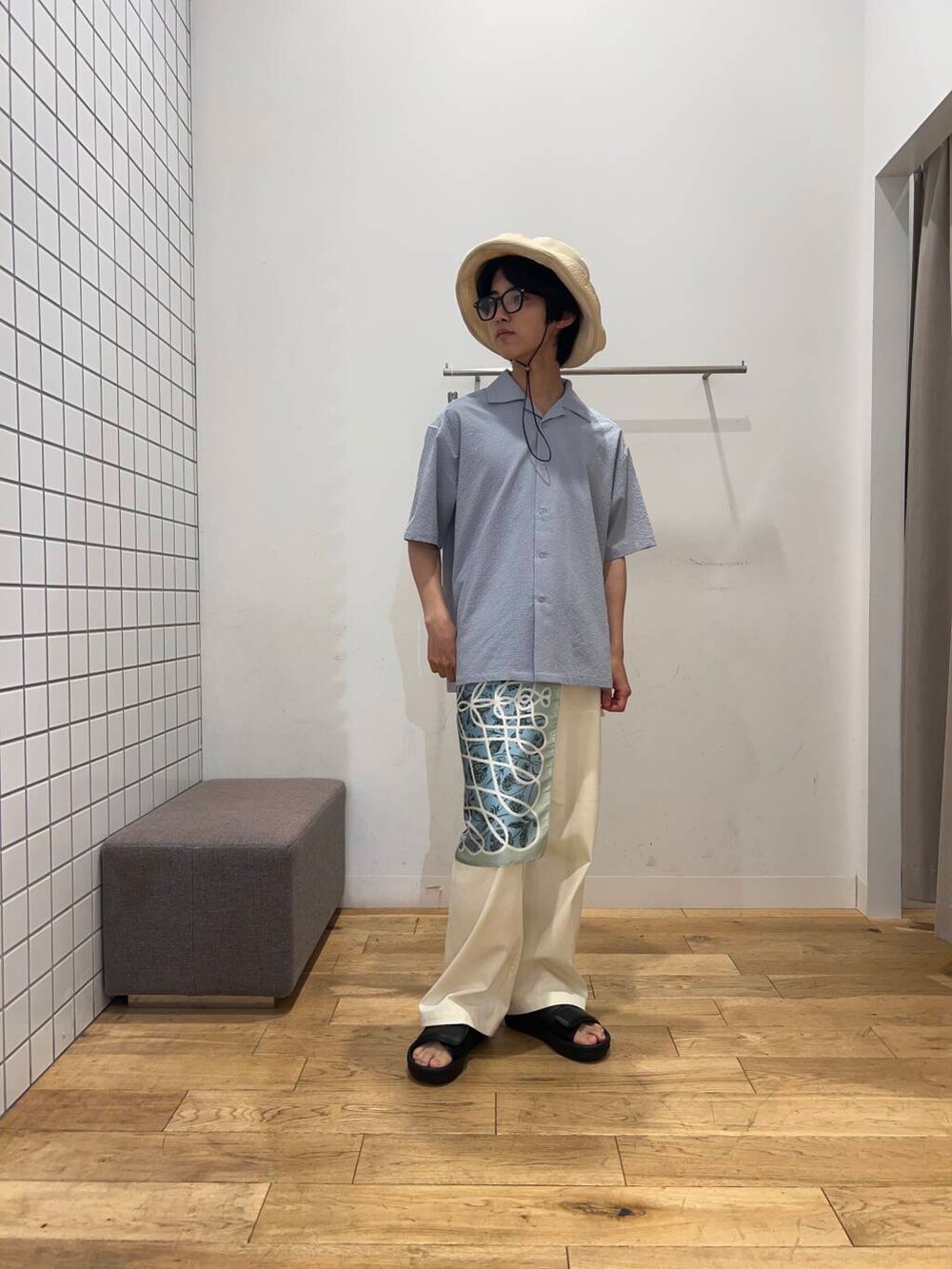 ブルー系のシャツ/ブラウス、ホワイト系のその他パンツ、ホワイト系のハットを着用したメンズの夏コーディネートの2枚目の写真