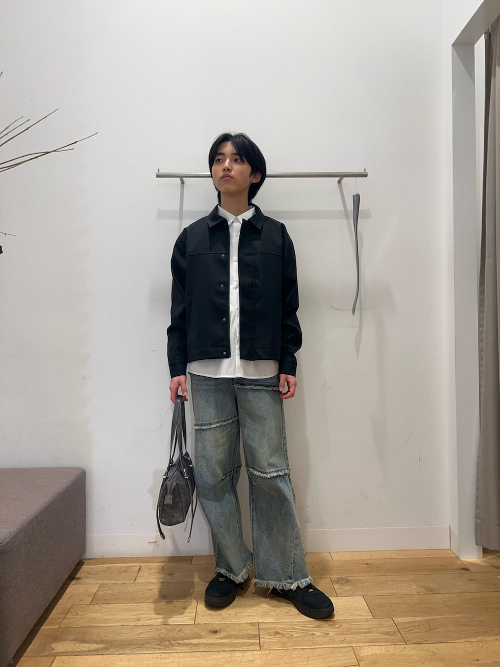 ホワイト系のシャツ/ブラウス、ブラック系のブルゾン、グレー系のボストンバッグを着用したメンズの冬コーディネートの2枚目の写真