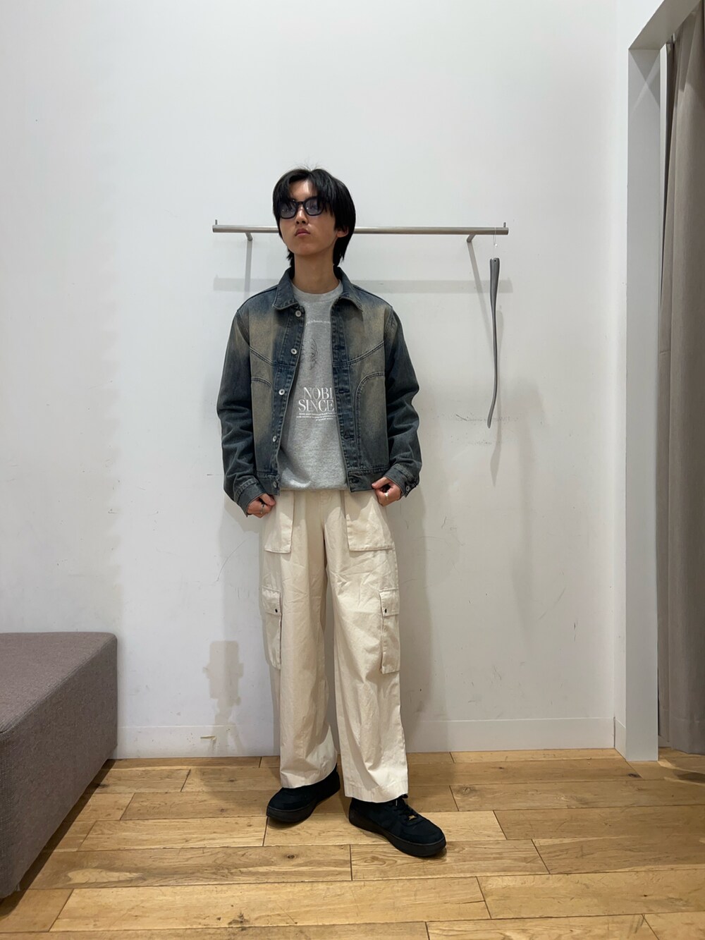 その他のスウェット、ブルー系のデニムジャケット、ホワイト系のその他パンツを着用したメンズの冬コーディネートの3枚目の写真