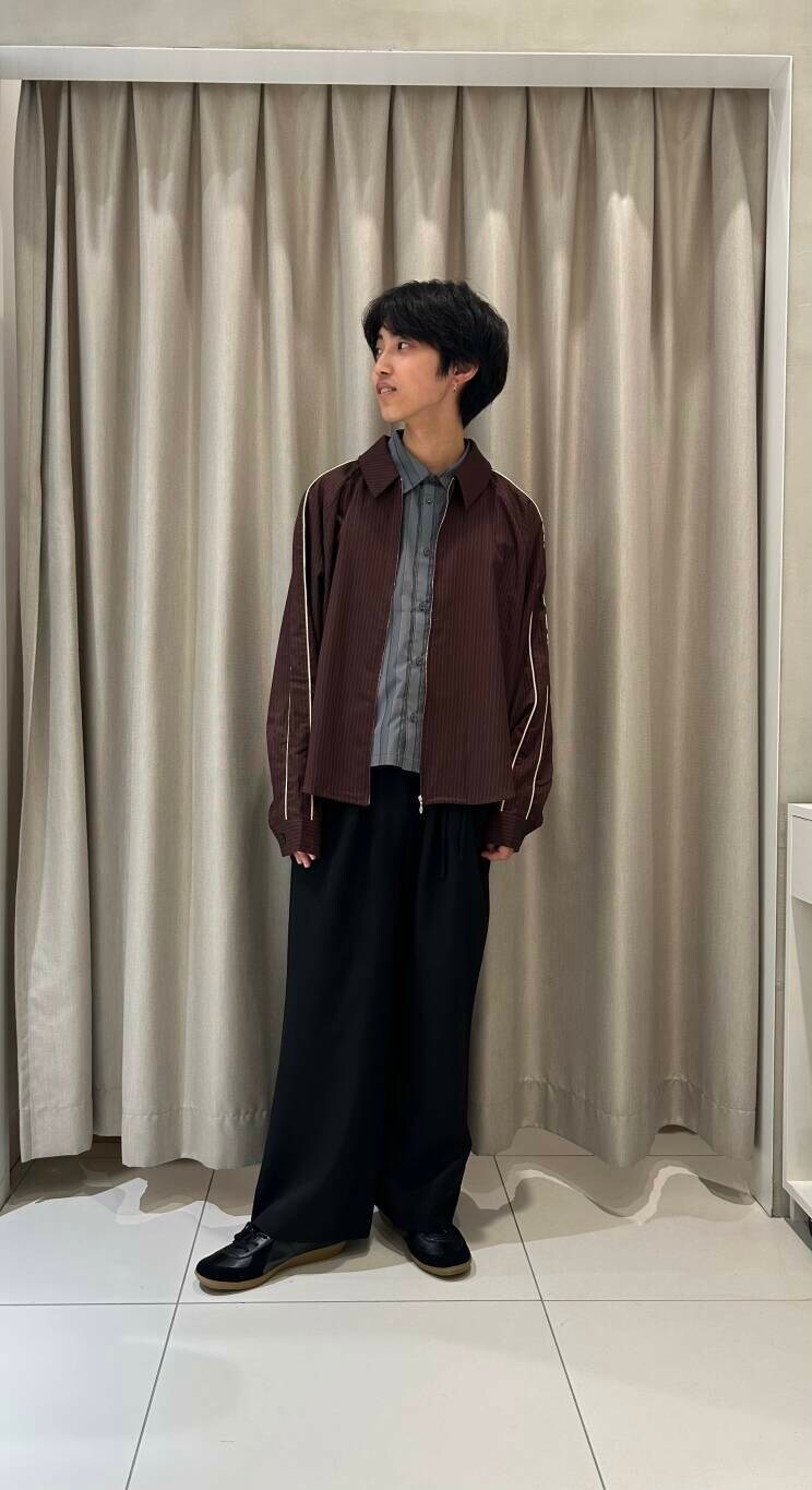 ブラック系のその他パンツ、オレンジ系のシャツ/ブラウス、ブラック系のシャツ/ブラウスを着用したメンズの秋コーディネートの2枚目の写真