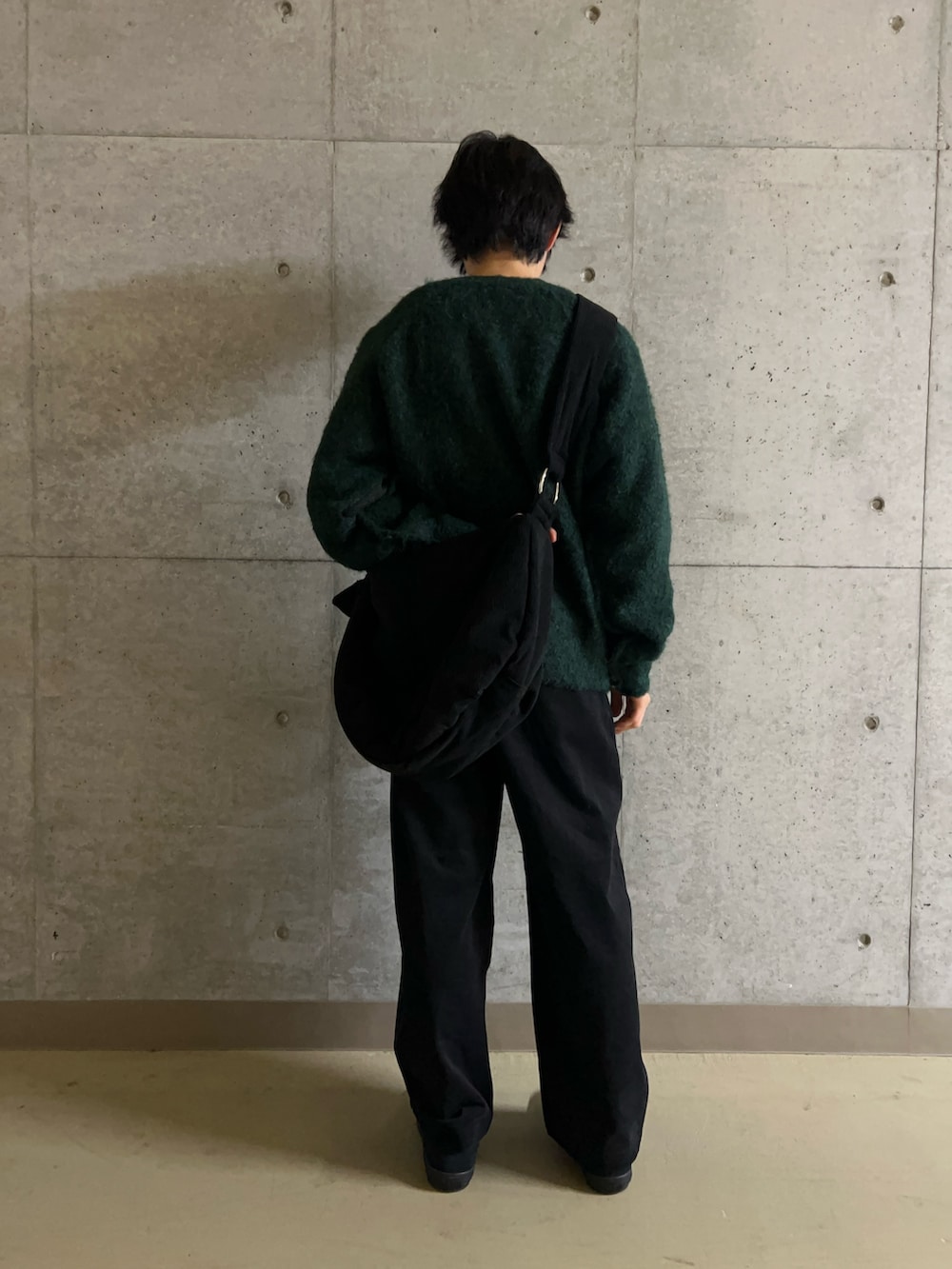 グリーン系のカーディガン/ボレロ、ブラック系のローファー、ブラック系のその他パンツを着用したメンズの秋コーディネートの5枚目の写真