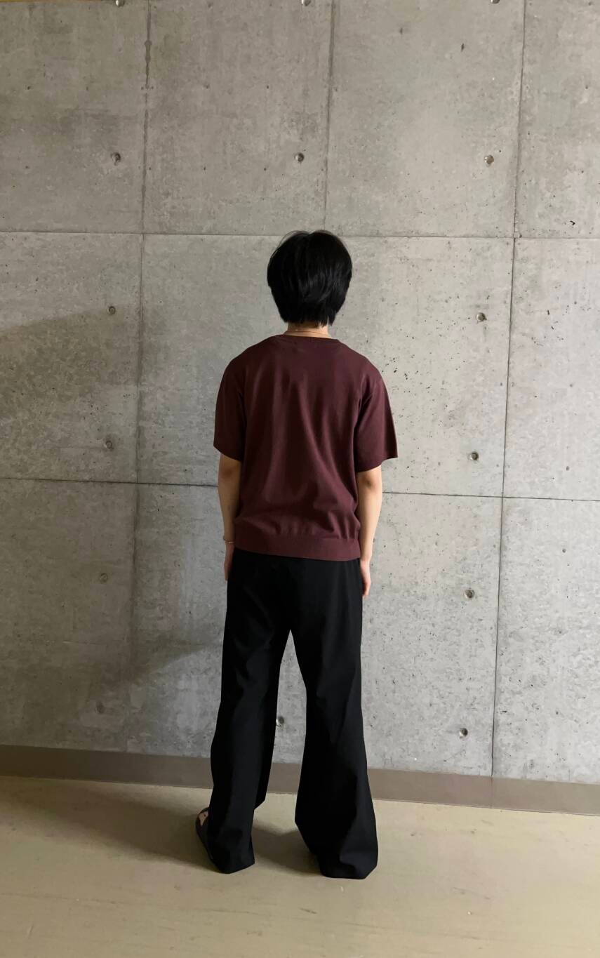 ブラウン系のニット/セーター、ブラック系のサンダル、ブラック系のその他パンツを着用したメンズの夏コーディネートの5枚目の写真