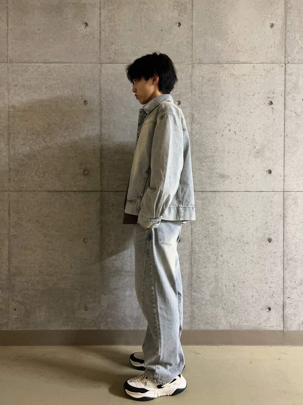 ブルー系のデニムパンツ、ブラウン系のその他トップス、ブルー系のデニムジャケットを着用したメンズの秋コーディネートの2枚目の写真