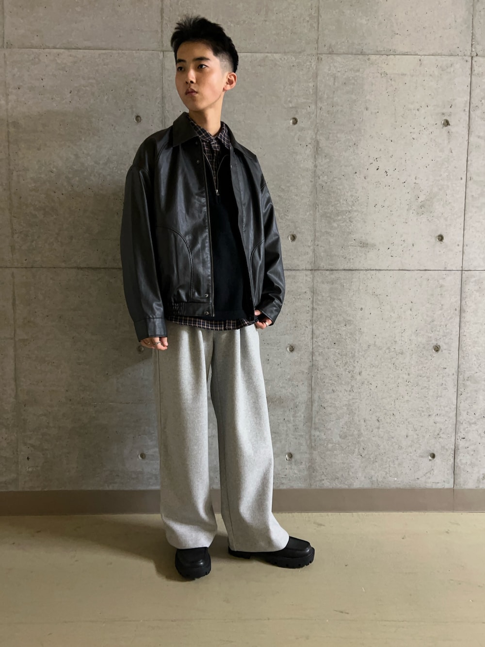 グレー系のその他パンツ、ブルー系のシャツ/ブラウス、ブラック系のニット/セーターを着用したメンズの秋コーディネートの2枚目の写真