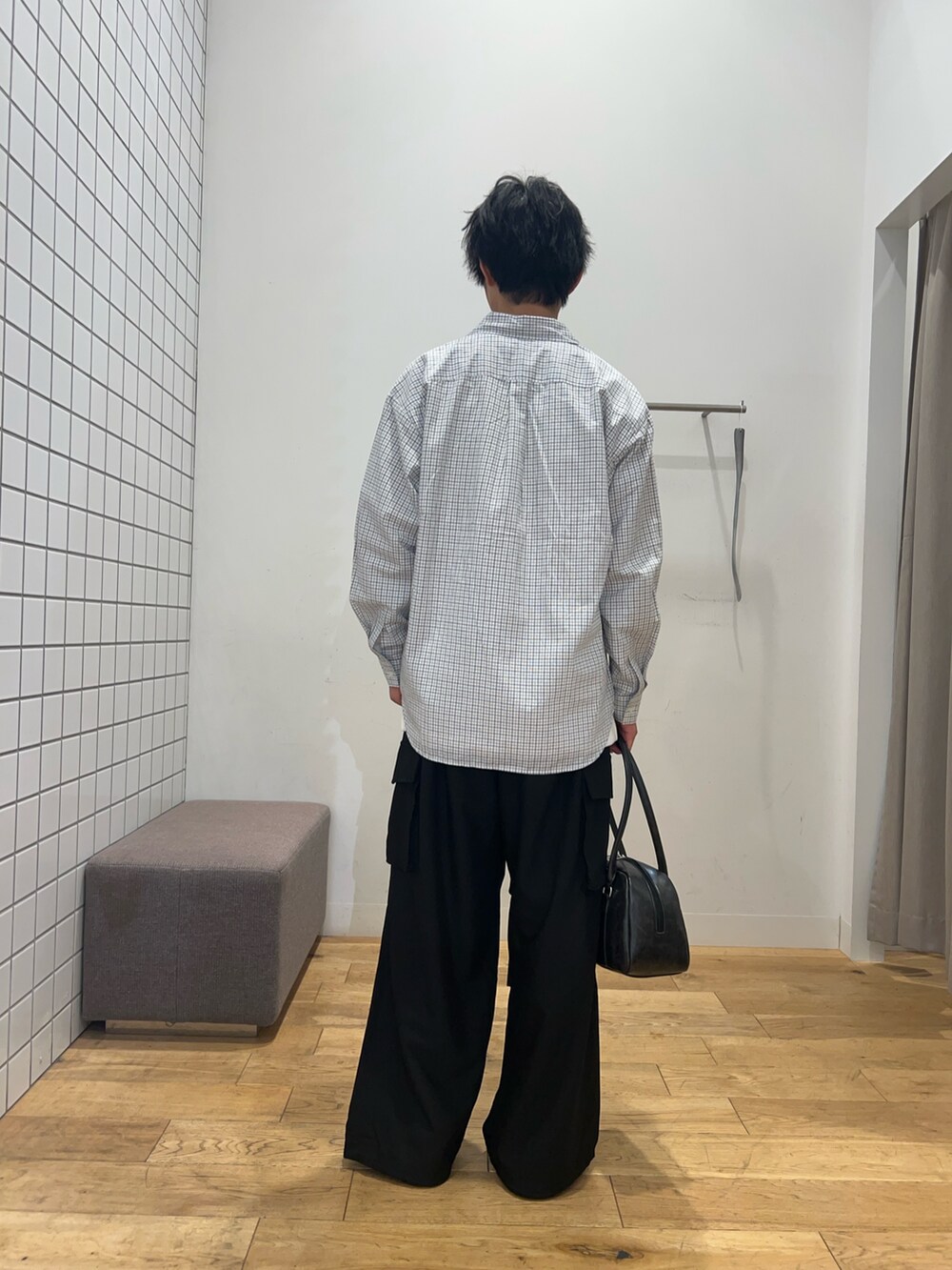 ホワイト系のTシャツ/カットソー、ホワイト系のシャツ/ブラウス、ブラック系のその他パンツを着用したメンズの秋コーディネートの6枚目の写真