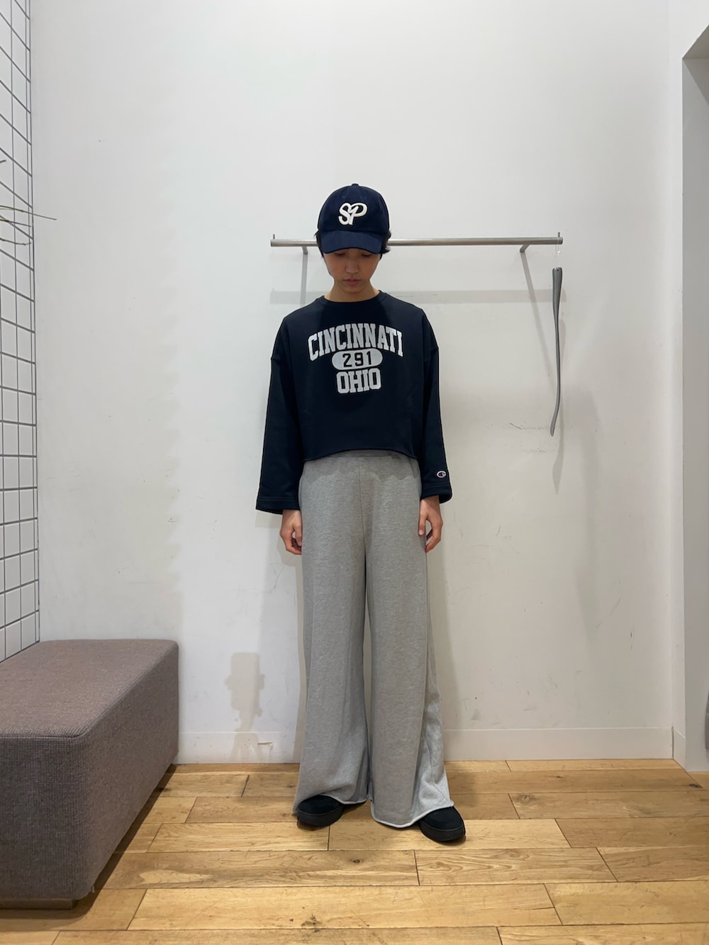 グレー系のスウェットパンツ、ブルー系のスウェット、ブルー系のキャップを着用したメンズの冬コーディネートの2枚目の写真