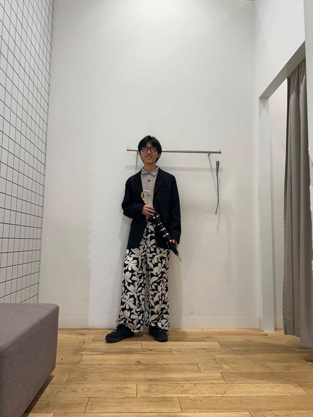 「シャツ、センスオブプレイス、ジャケット、イージーパンツ、テーラードジャケット、日傘、ルーズシャツ、母の日、母の日に、ありがとうを贈ろう。」|「SENSE OF PLACE by URBAN RESEARCHの『ユニセックス』『セットアップ対応』 CARREMANテーラードジャケット(テーラードジャケット、ブラック系)」を使った、TAKEOさん(メンズ・172cm)の春コーディネートの2枚目の写真