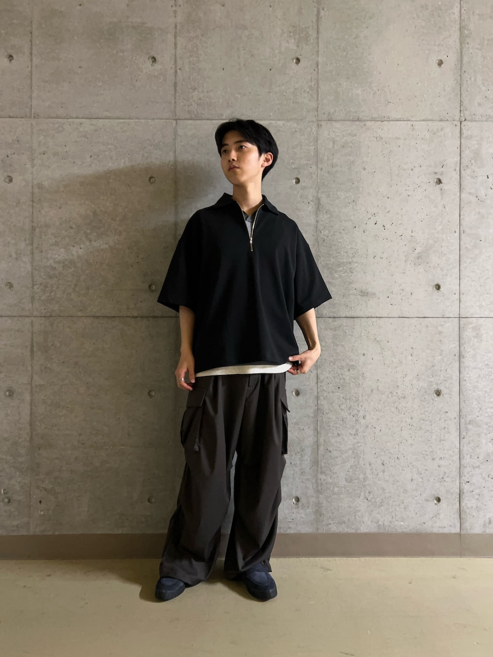 グレー系のニット/セーター、ブラック系のTシャツ/カットソー、グレー系のその他パンツを着用したメンズの春コーディネートの2枚目の写真