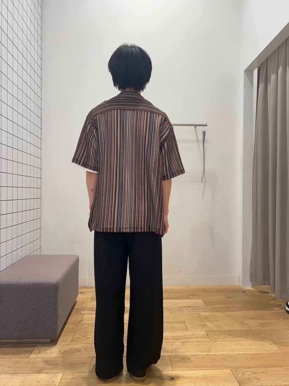 ブラック系のスニーカー、ブルー系のシャツ/ブラウス、ホワイト系のTシャツ/カットソーを着用したメンズの夏コーディネートの3枚目の写真