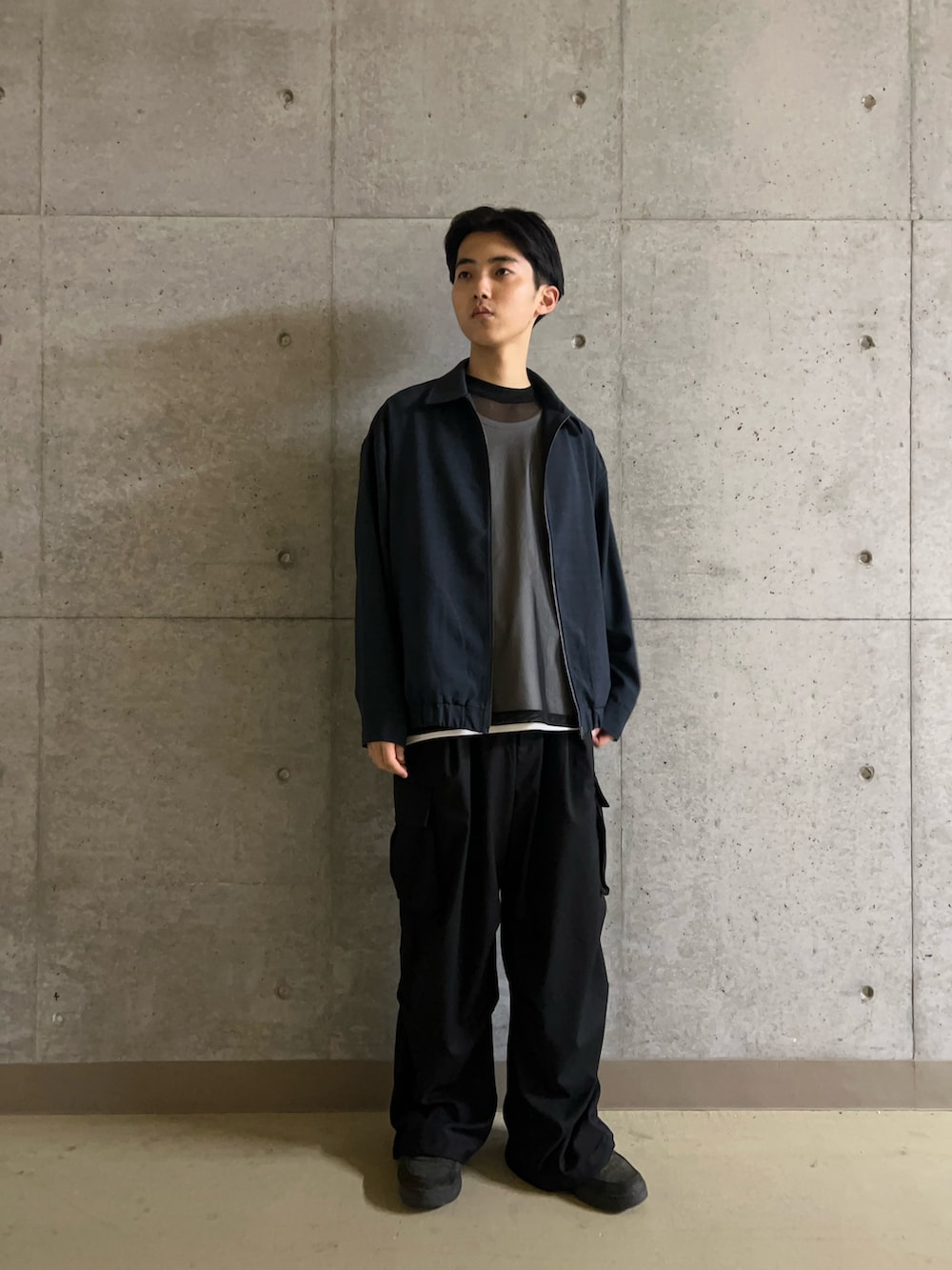 ホワイト系のタンクトップ、ブラック系のTシャツ/カットソー、ブラック系のその他パンツを着用したメンズの春コーディネートの3枚目の写真